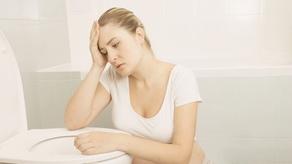 vomiting symptoms of not eating enough while pregnant